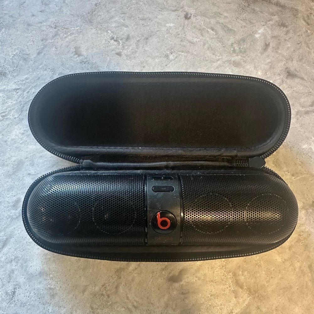 Beats by Dre Pill Black with case